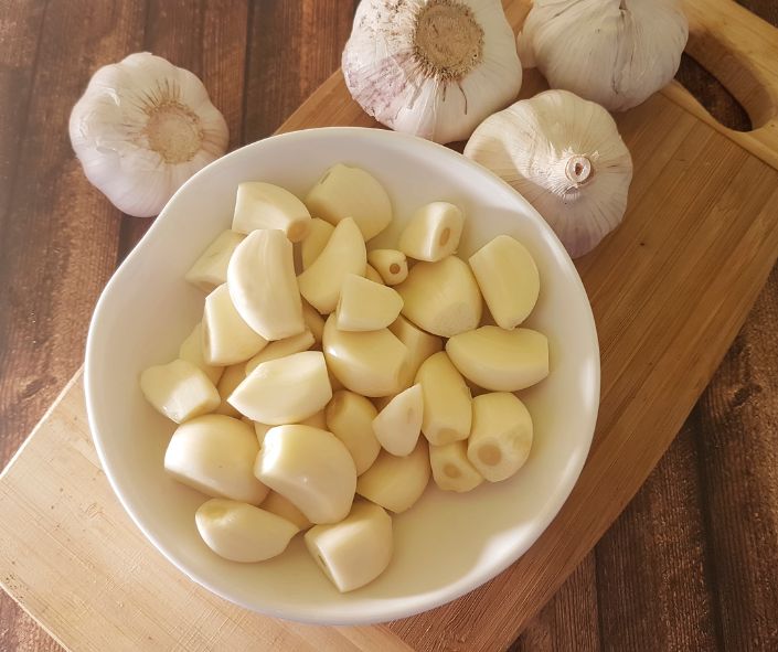 Garlic cloves & bulbs